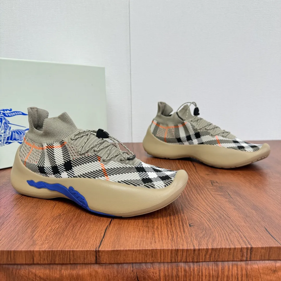 Batch 720 Guangdong high version War Horse series Burberry new men's knitted casual sneakers Burberry's classic yarn inspires the sophistication and sporty taste of this sneaker. The variegated knitted upper is extremely light and elastic, showing a tight appearance on both sides of the shoe, while the toe box adopts the unique "micropore" technology of sports accessories to sublimate breathability. The elasticity of knitwear ensures that shoes fit better and are more comfortable to wear. It is equipped with a lightweight rubber outsole, an unlined design, embellished with branded drawstring accessories, and a combination of pull-on and lace-up styles. It is comfortable and breathable for the upper foot, and comes with a full set of original packaging dust bags! Size: 39-40-41-42-43-44 Leather shoe size Item number: B9368 gray brown